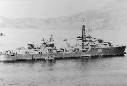 ناوشکنِ HMCS Cayuga در بندرِ کوره، ژاپن (۲۷ سپتامبر ۱۹۵۱) — همان ماموریتِ دمارا
